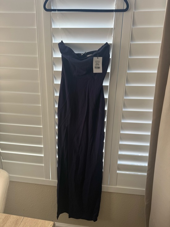 Showpo NWT ORIELLA MAXI DRESS
Panelled Thigh Split Strapless Dress Navy Size 4 - Picture 5 of 7